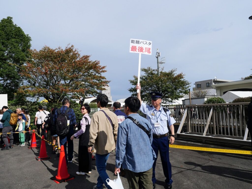 刑務所作業製品の「乾燥パスタ」を購入するために並ぶ来場者