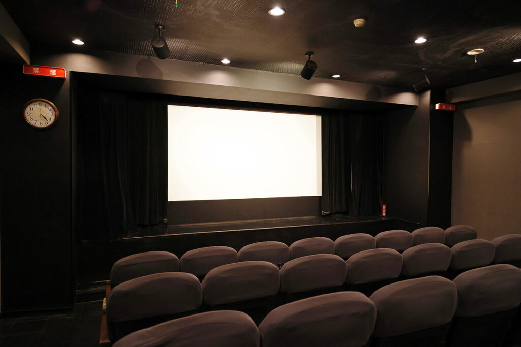 シネマスコーレのスクリーンと客席（51席）