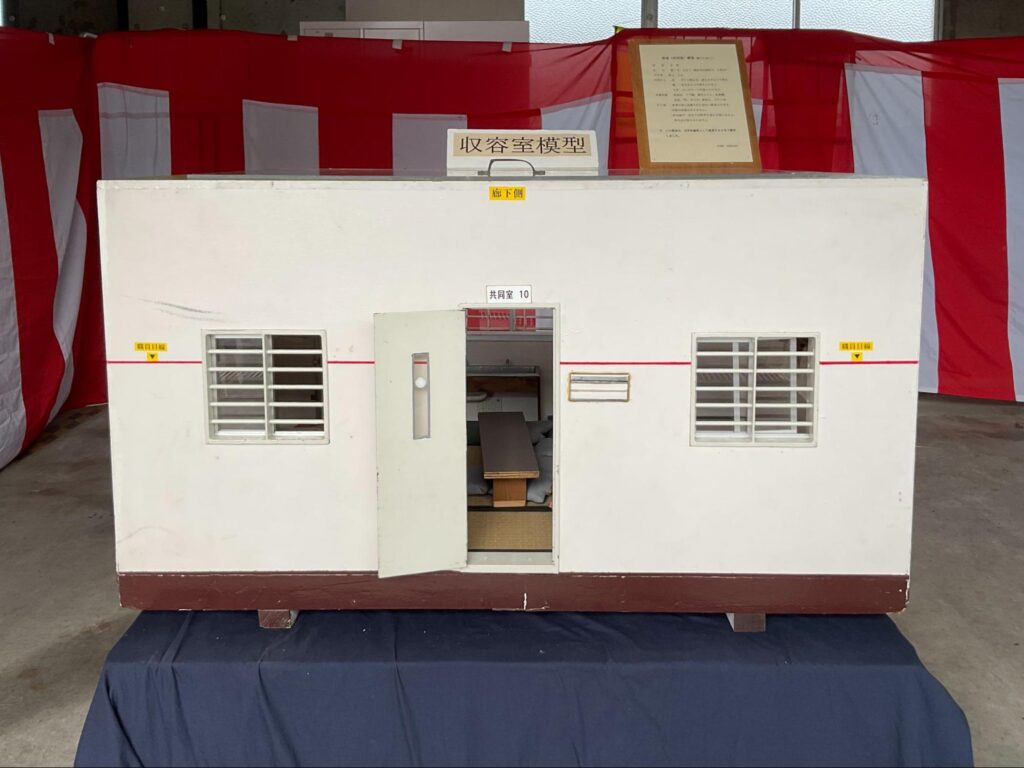 受刑者が生活を送る共同室のミニチュア模型・外側