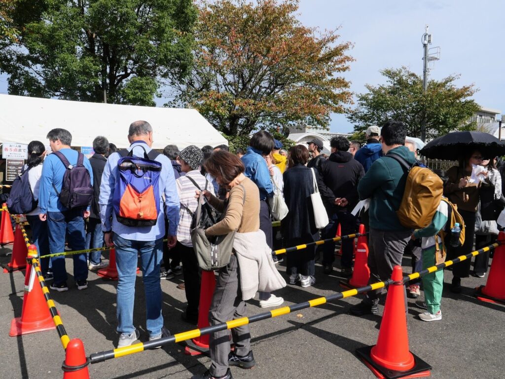 刑務所作業製品の「乾燥パスタ」を購入するために並ぶ来場者(2)