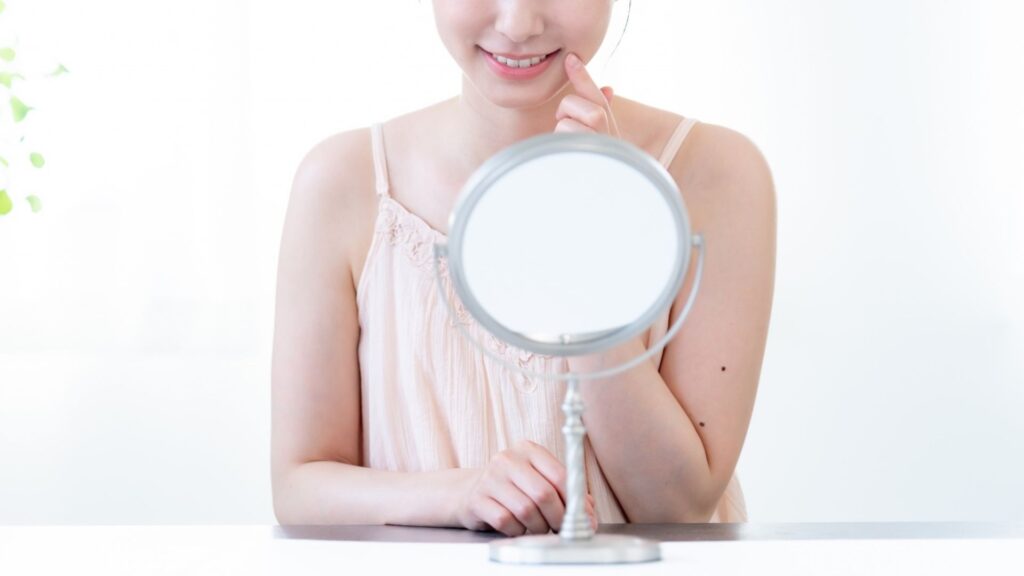 唇をチェックする女性