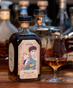 『ポーの一族』ラベルの30年熟成カルヴァドス「Vampanella（バンパネラ）」 とグラス(1)