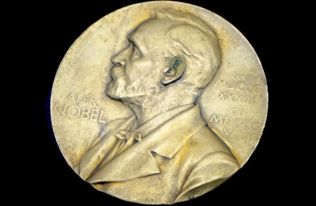 ノーベル賞授賞式、日本人2氏にメダル授与 10年ぶりの同時受賞で栄誉に輝く