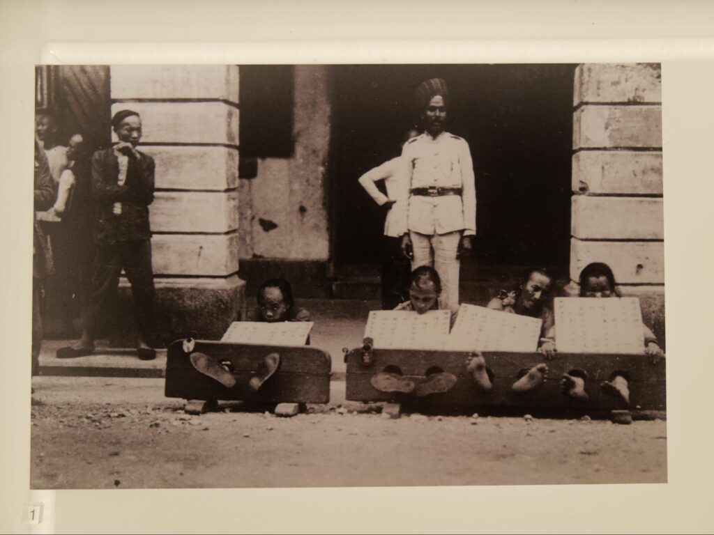 ビクトリア刑務所（香港）当時の写真「大館（Tai Kwun）」 (1)