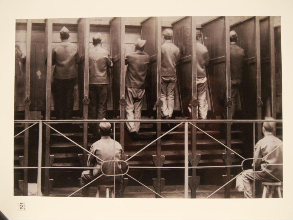 車輪を足で操作する当時の様子