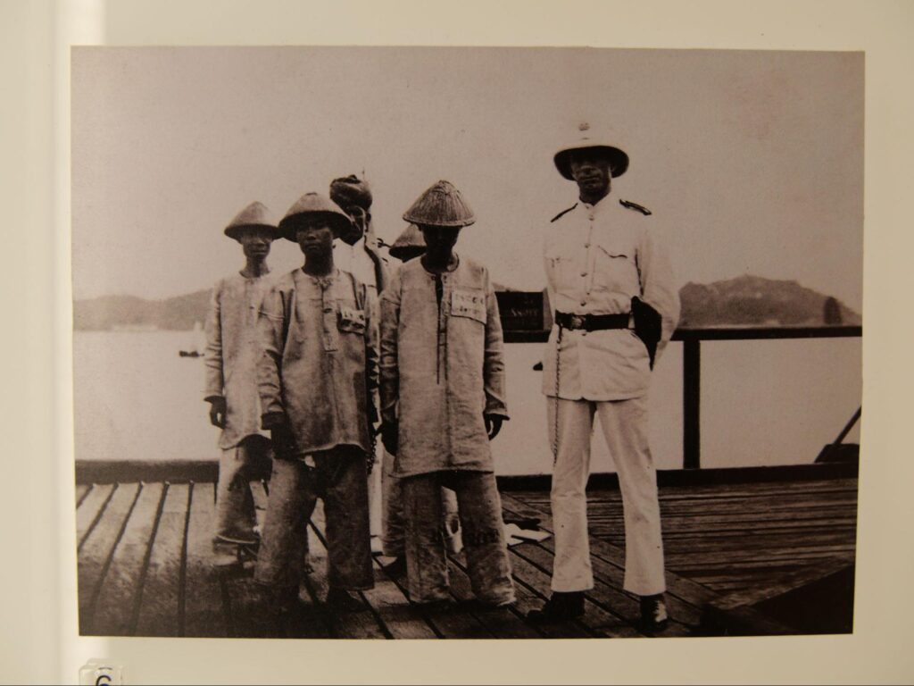 公共事業に従事させられている様子だろうか