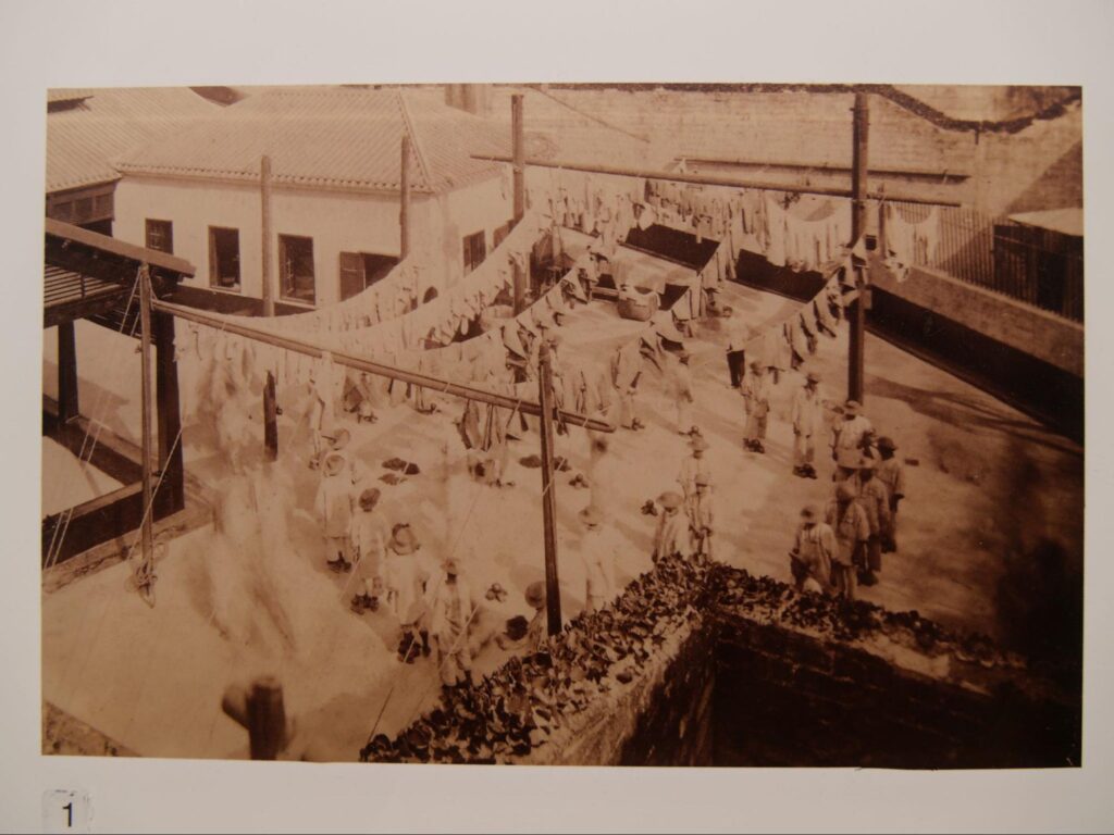 鉄球のついた鎖のようなものが足元に見える