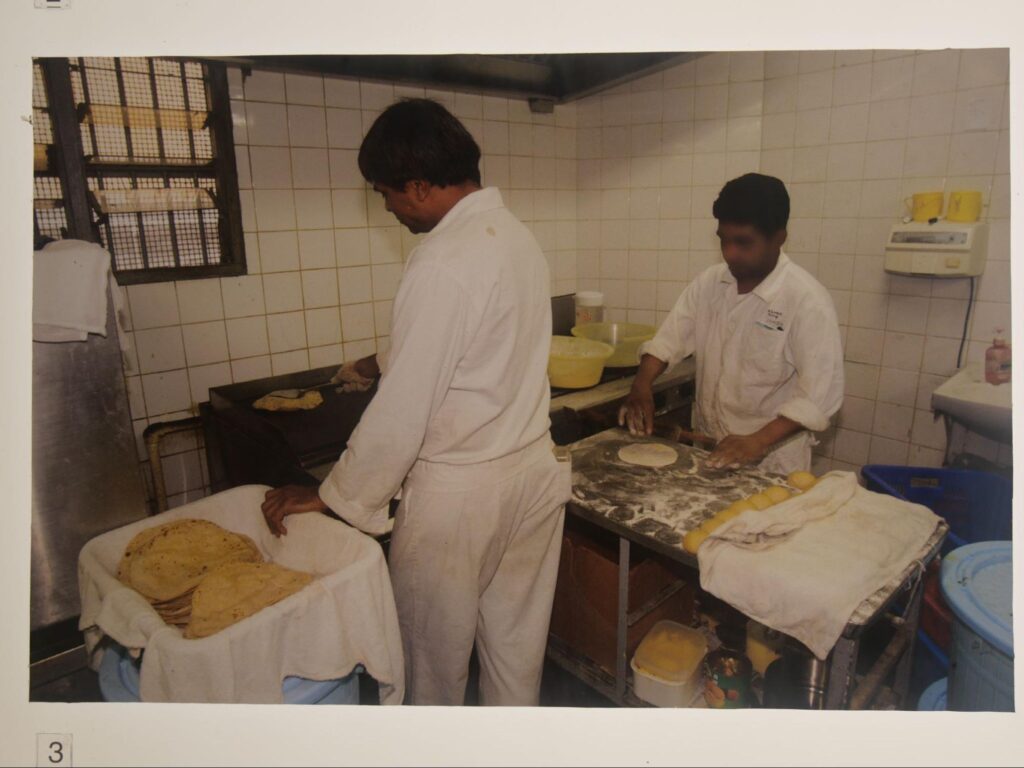 さまざまな人種や文化的背景を持つ囚人のために、厨房でパンを作っている当時の様子