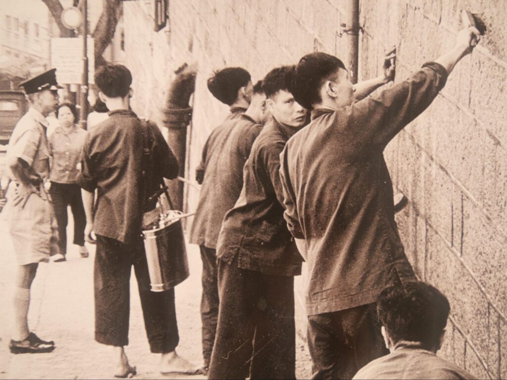 1968年、ビクトリア刑務所に接するOld Bailey Stの壁を清掃する様子