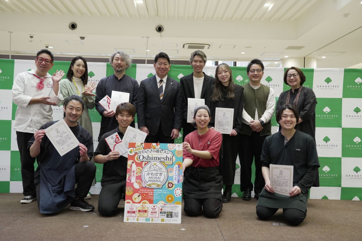 参加店舗、審査員、特別ゲストによる集合写真