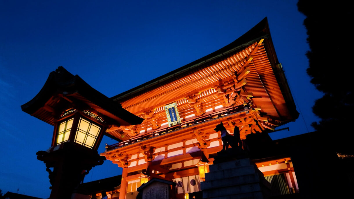 天下人・豊臣秀吉が母・大政所の病気平癒を祈願し、一万石を奉納して建立した楼門