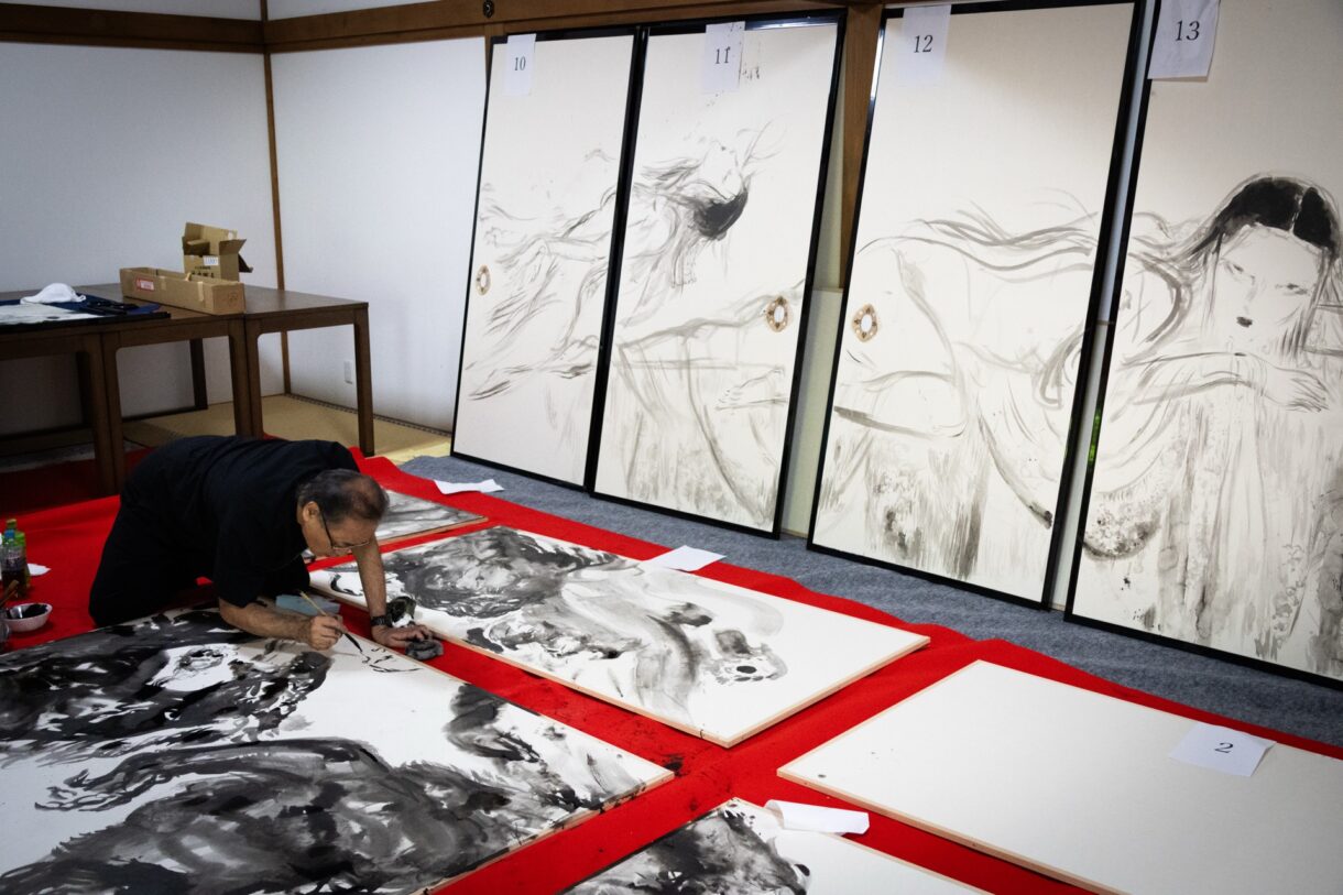 神聖な稲荷大神の世界を襖絵に表現する天野喜孝氏