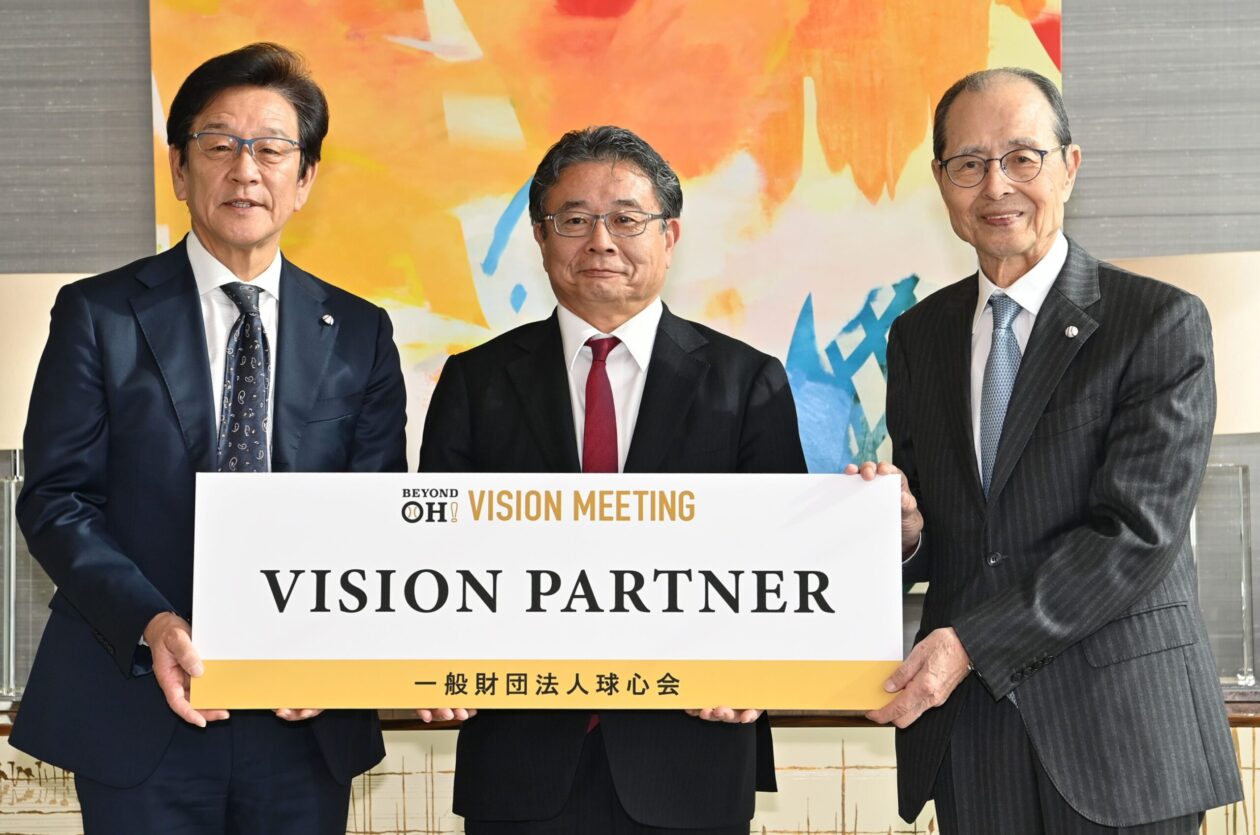 （写真右から）王貞治さん、角田克・朝日新聞社社長ＣＥＯ、栗山英樹さん＝２０２５年１２月１０日