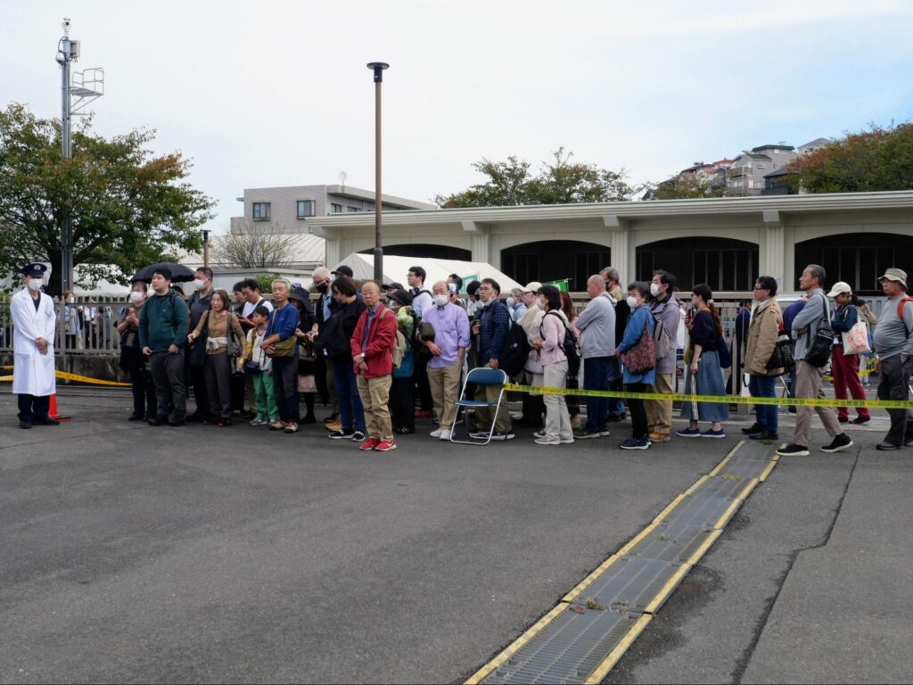 開場前から横浜刑務所の入口に並ぶ来場者