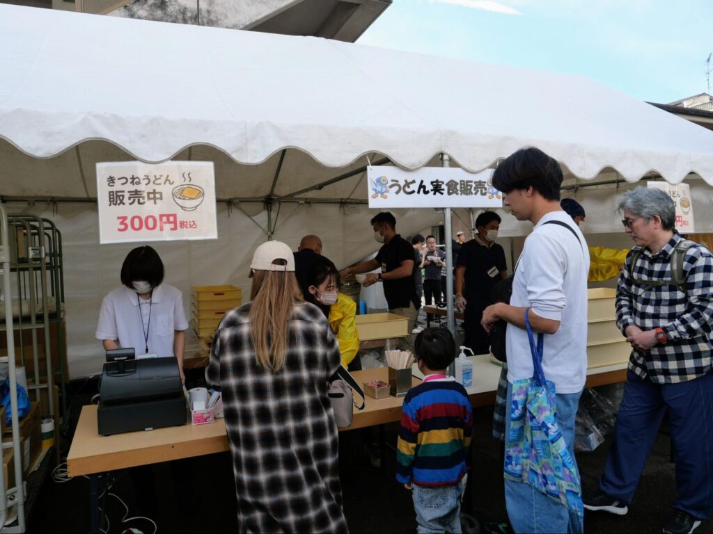 細うどんの実食販売ブース