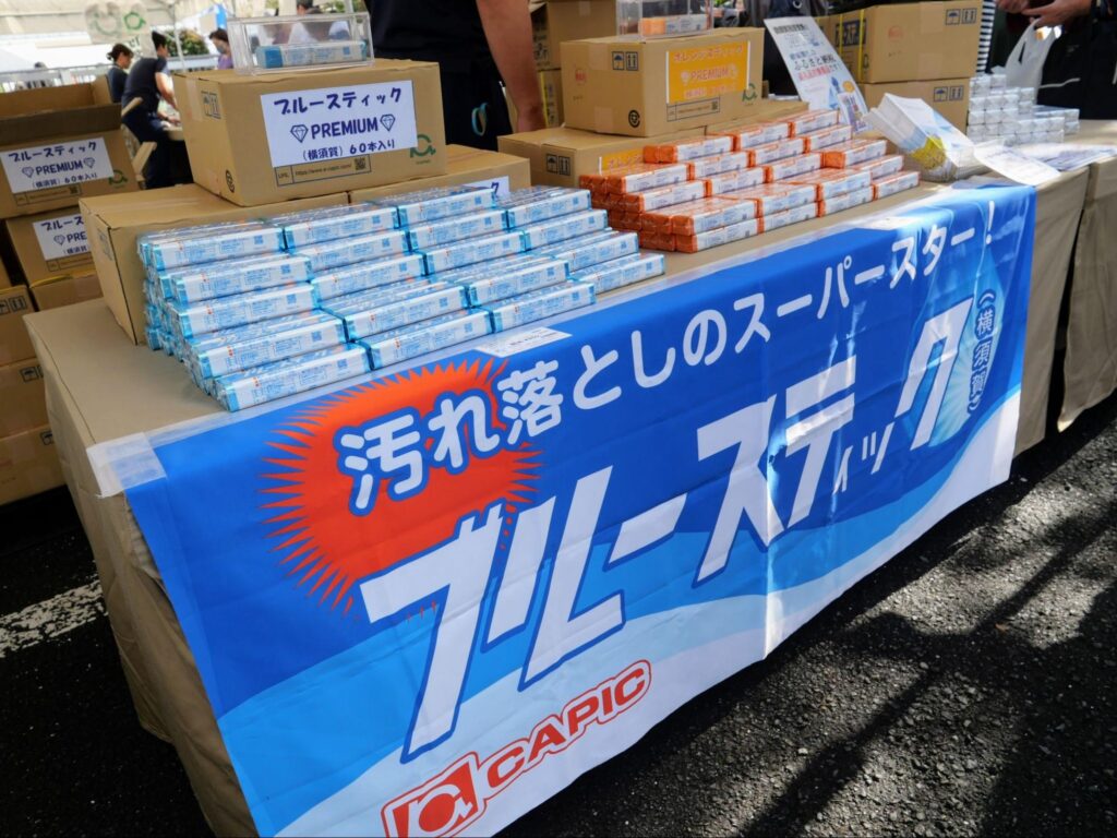 人気の刑務所作業製品「ブルースティック」の販売ブース