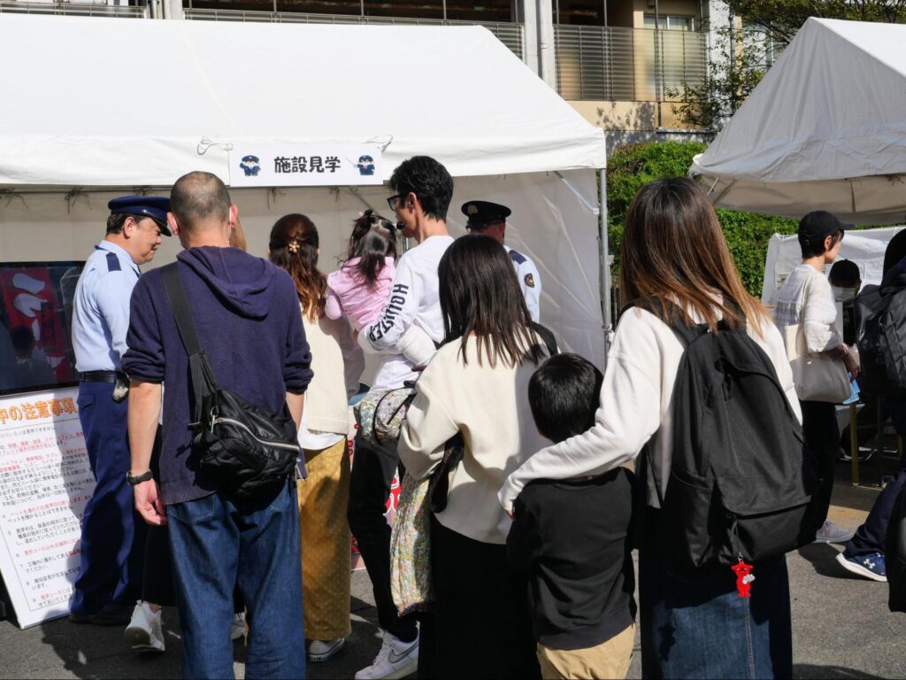 横浜刑務所施設見学の整理券配布に並ぶ来場者