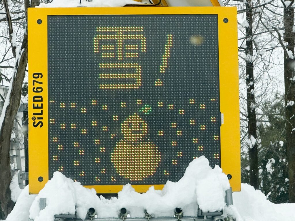埼玉・三峯神社で参拝客ら約130人が一夜明かす 雪の影響で県道が通行止めに