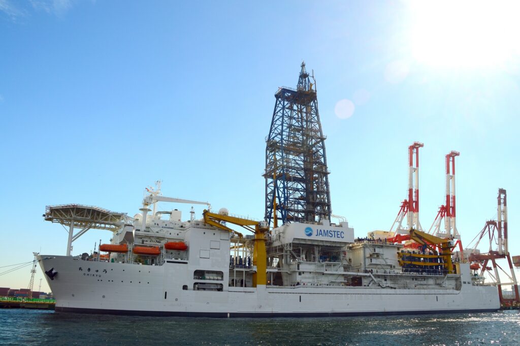 国産レアアース実現へ世界初の挑戦　探査船「ちきゅう」が南鳥島沖へ出航