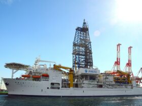 国産レアアース実現へ世界初の挑戦　探査船「ちきゅう」が南鳥島沖へ出航