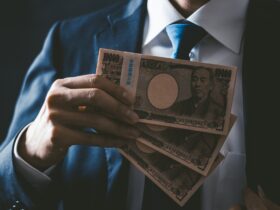 外資系生命保険大手のプルデンシャル生命保険は1月16日、社員や元社員約100人が顧客約500人から金銭をだまし取るなどの不適切な行為を行っていたと発表しました。不正に受け取った総額は約31億4000万円に上り、1991年から2025年にかけて約35年間にわたる組織的な問題が明らかになりました。この事態を受けて間原寛社長兼最高経営責任者（CEO）は経営責任を明確にするため、2月1日付で引責辞任することを決めました。​​