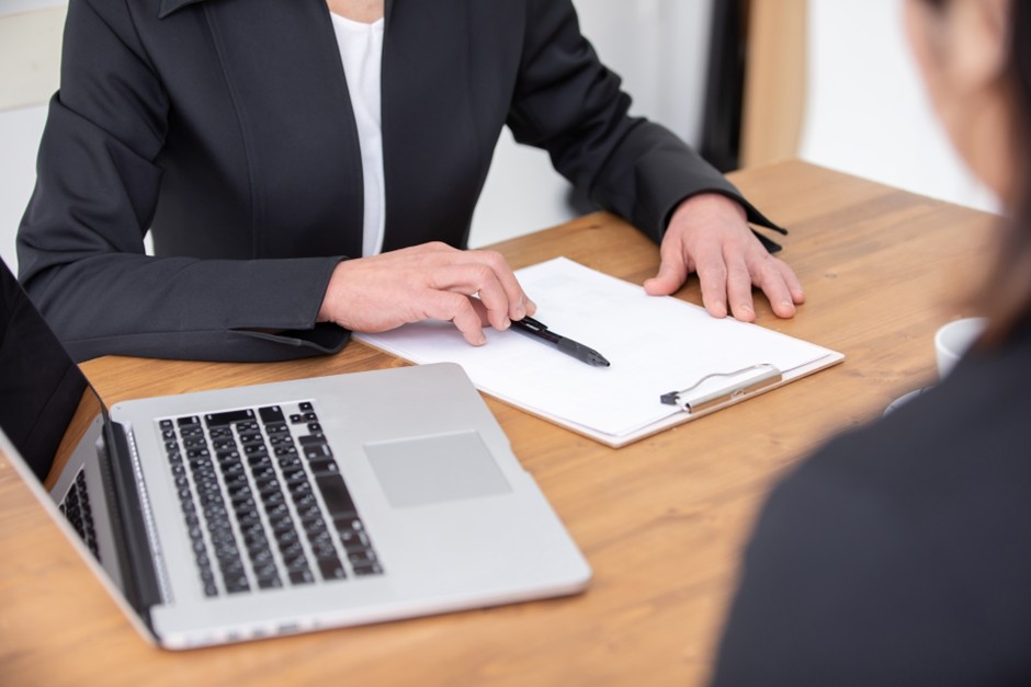 財政課のヒアリングを受ける経営者