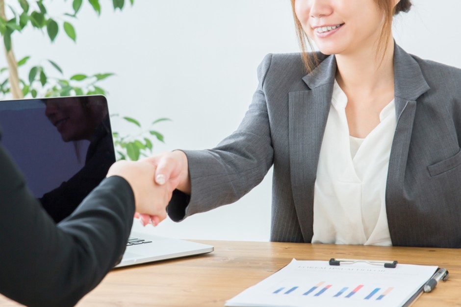握手する財政職員と経営者