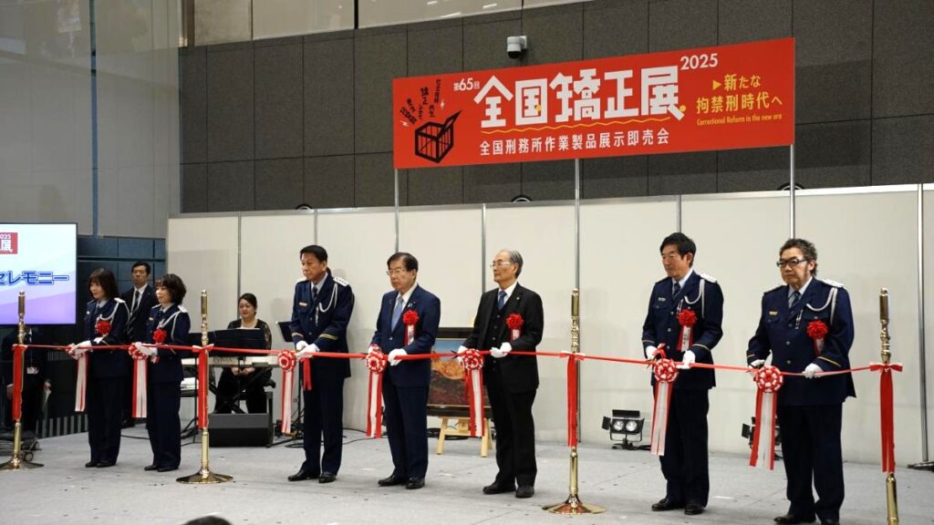 ステージでテープカットに臨むゲストと法務大臣