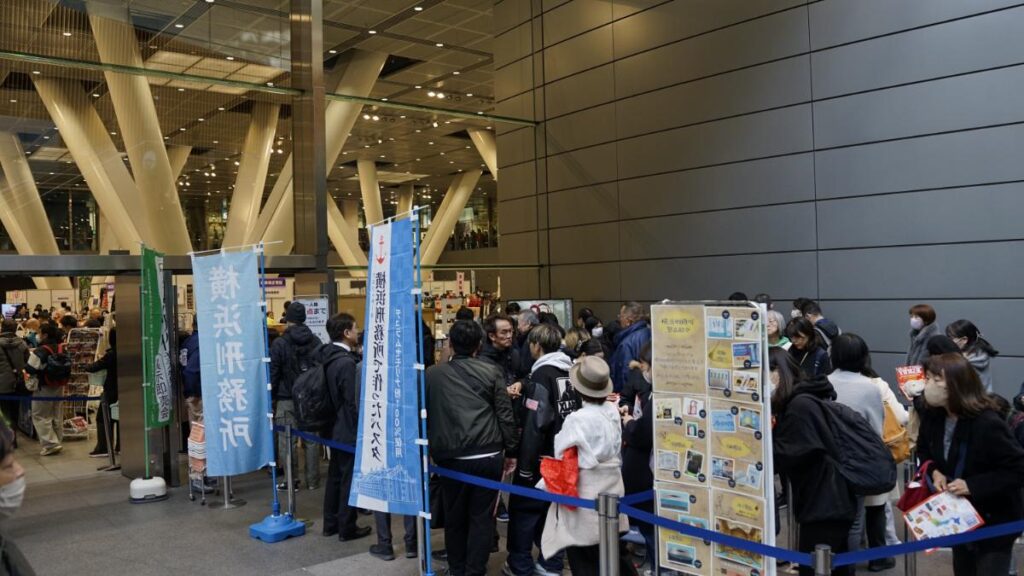 横浜パスタを求める来場者の行列