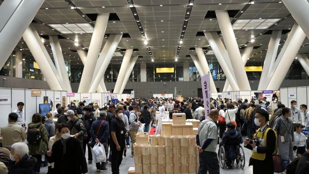 にぎわう全国矯正展の会場内