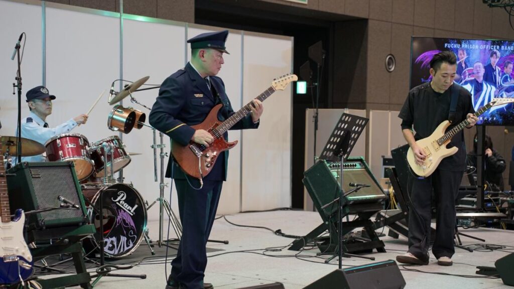 府中刑務所の刑務官たちで結成された「デビルス」のバンド演奏