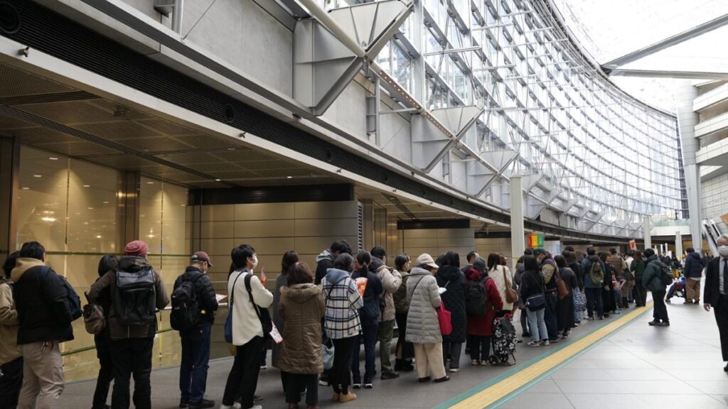 開場を待つ来場者の行列