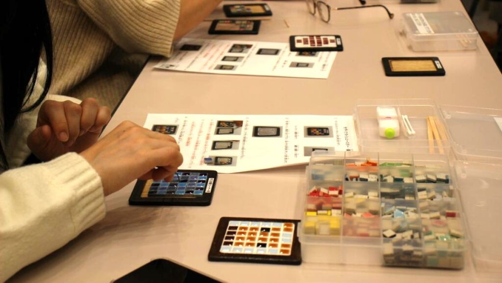モザイクアートに取り組む来場者の手元