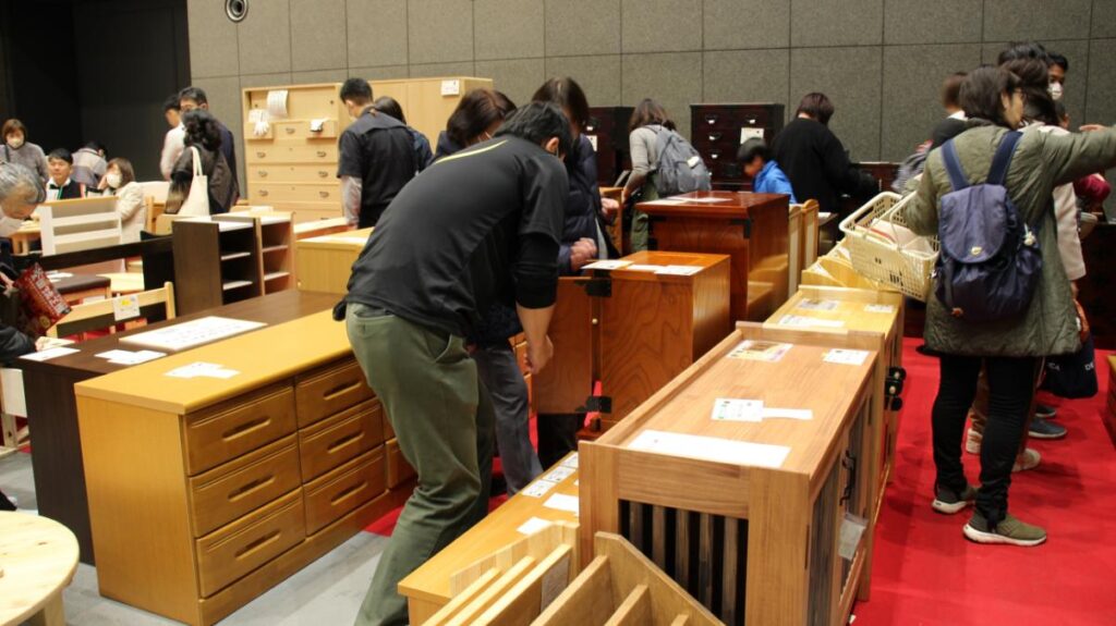 家具ブースを見て回る来場者