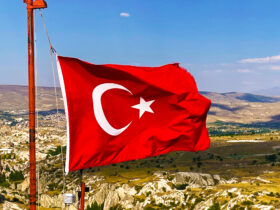 トルコの無人戦闘機、世界初の自律編隊飛行に成功 航空史の新たな一歩