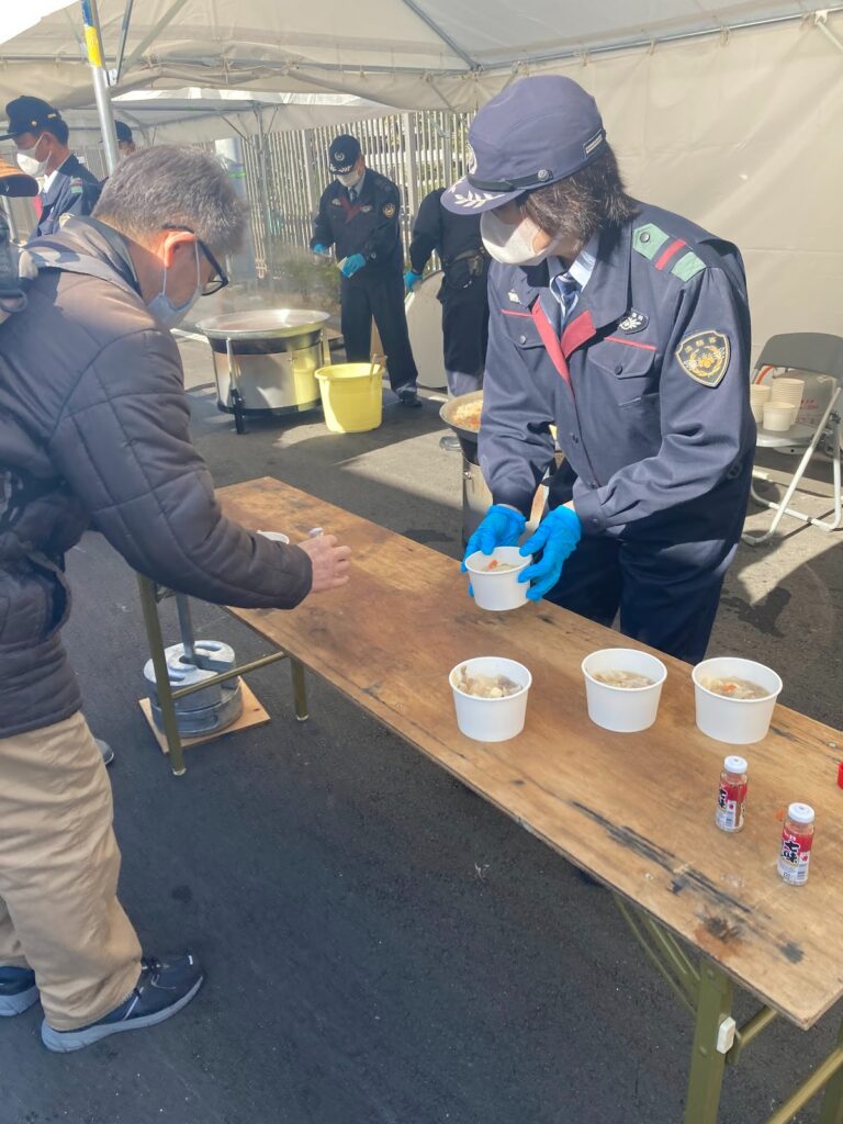 豚汁をふるまう様子