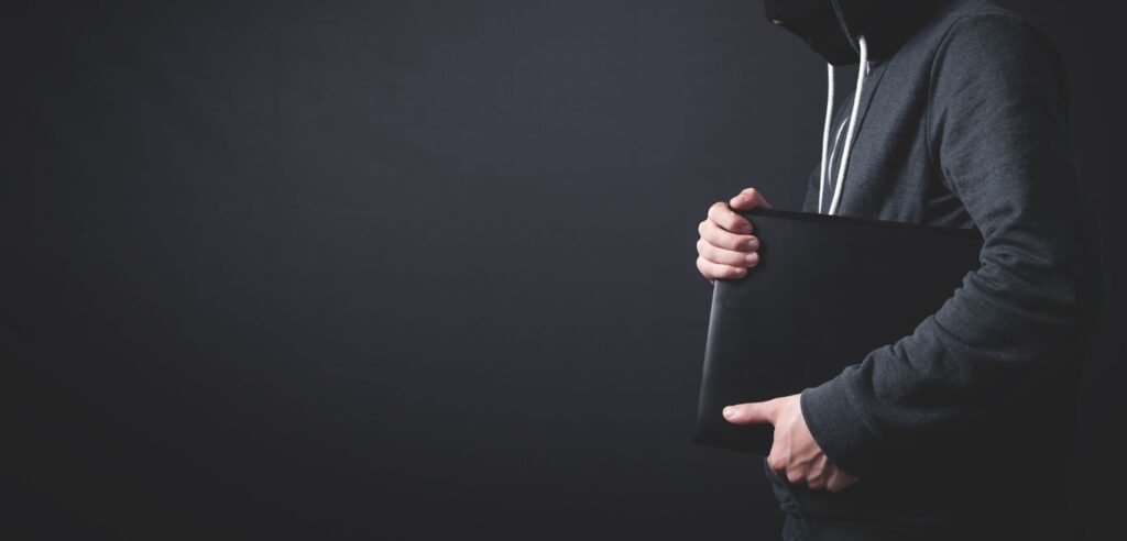 パソコンを持つ男性