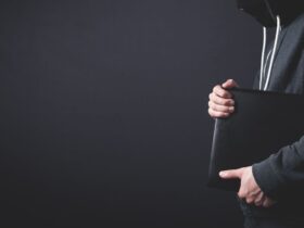 パソコンを持つ男性