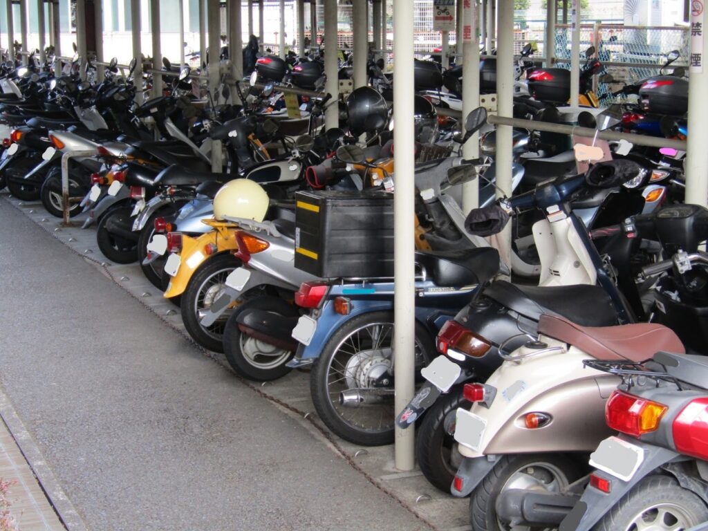原付が並んでいる駐輪場