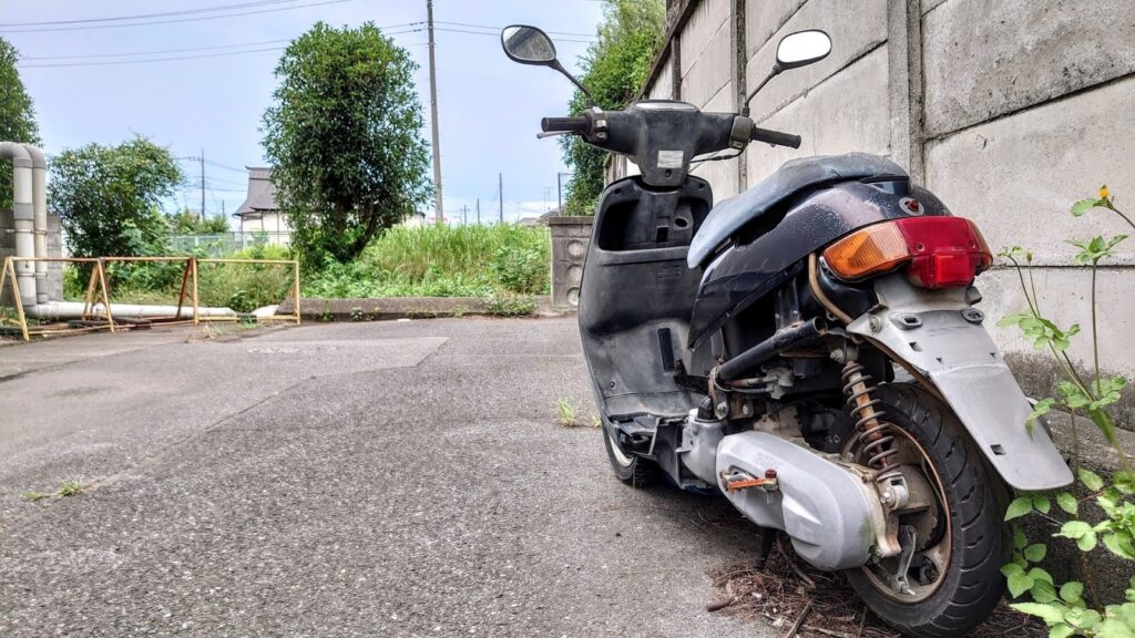 廃車で放置された原付バイク
