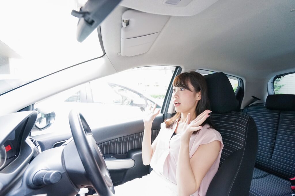 運転支援システムの誤作動に驚く女性ドライバー