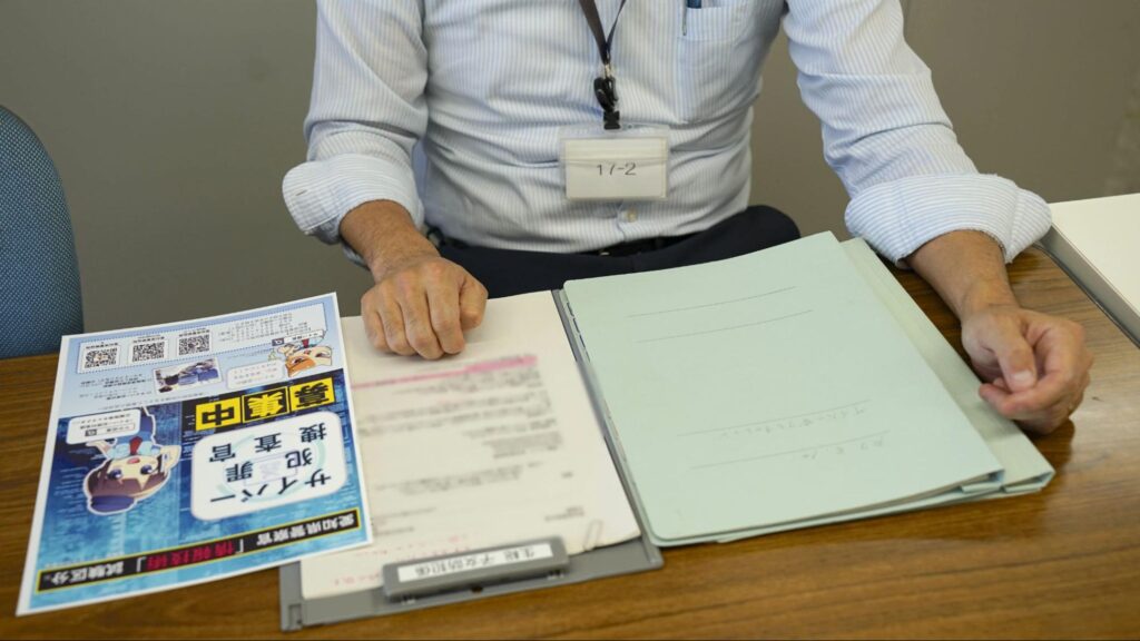 東京報道新聞の取材でサイバー犯罪について話す愛知県警職員