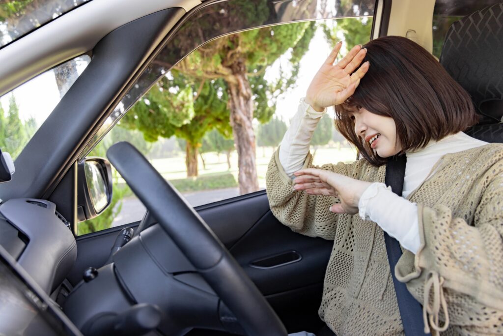 事故にびっくりしている女性ドライバー