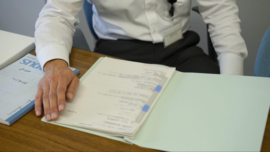 東京報道新聞の取材で闇バイトについて話す愛知県警職員