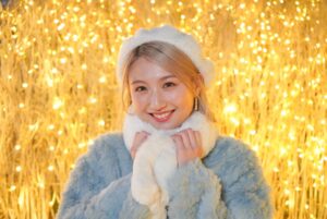 「なんば光旅」での撮影。寒空の中でも、まぶしい笑顔の塩月さん