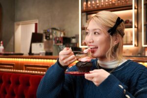 「ナンバリボン」のバレンタイン限定メニューを食べる塩月さん
