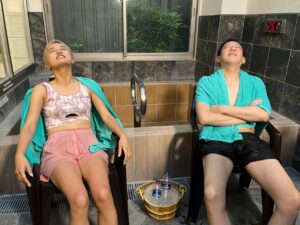 『サバンナ高橋の、サウナの神さま』のサバンナ・高橋茂雄氏と小島瑠璃子氏 (1)