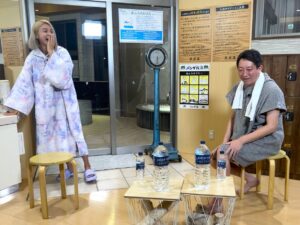 『サバンナ高橋の、サウナの神さま』のサバンナ・高橋茂雄氏と小島瑠璃子氏 (2)