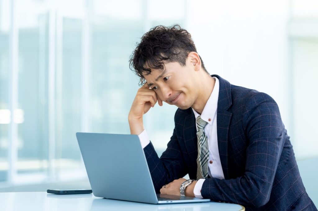 転職に悩んでいる管理職の男性