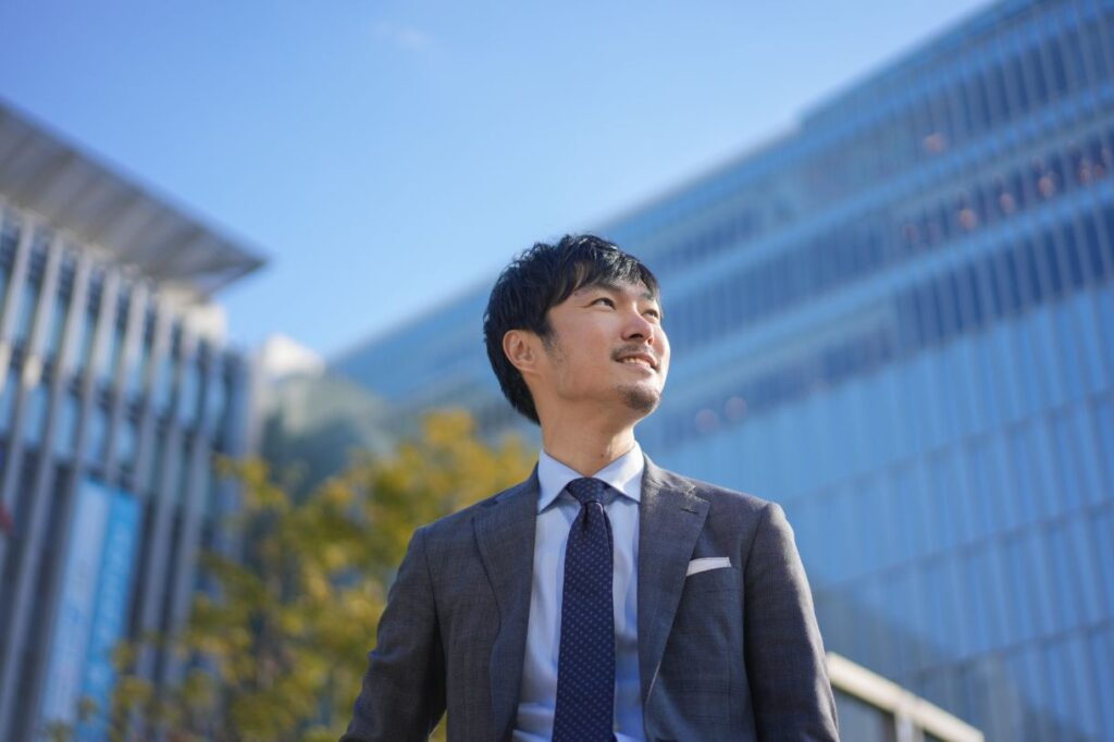 退職した会社を見る男性